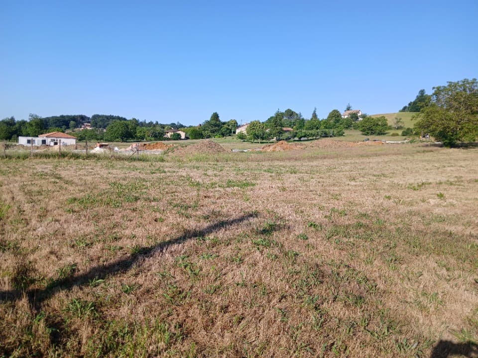 Terrain à partir de 819m² à Saint-Germain-du-Salembre