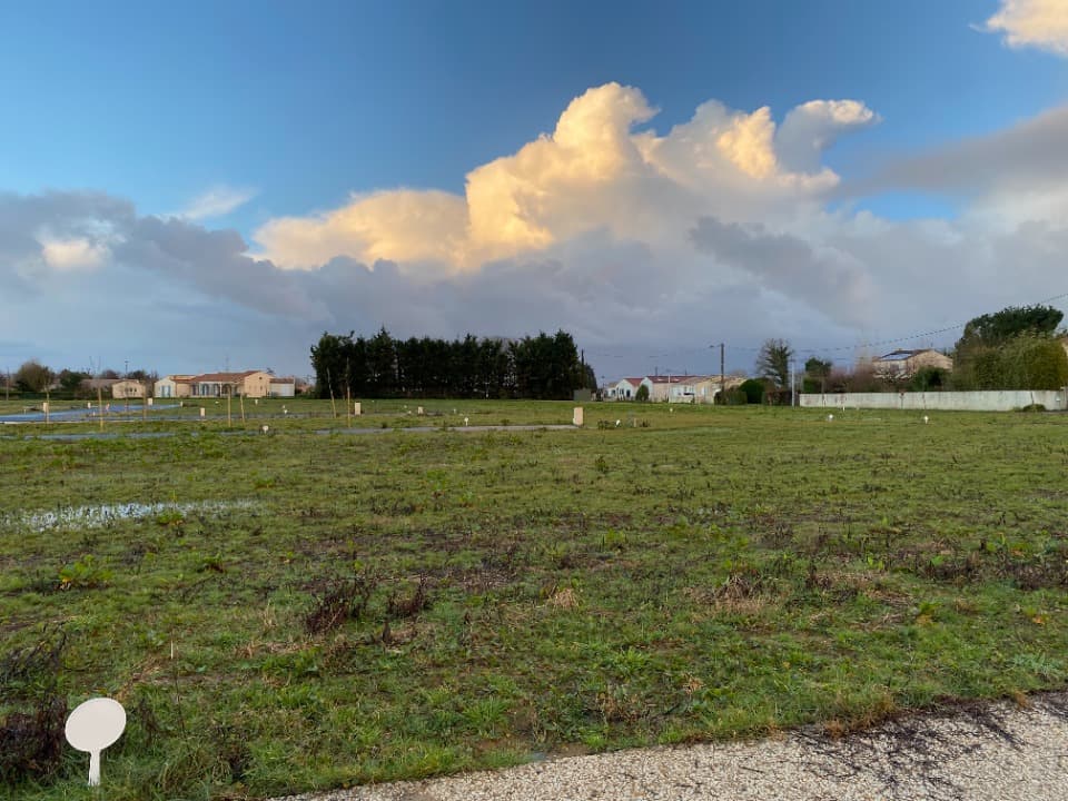 Terrain à partir de 260m² à Corme-Royal