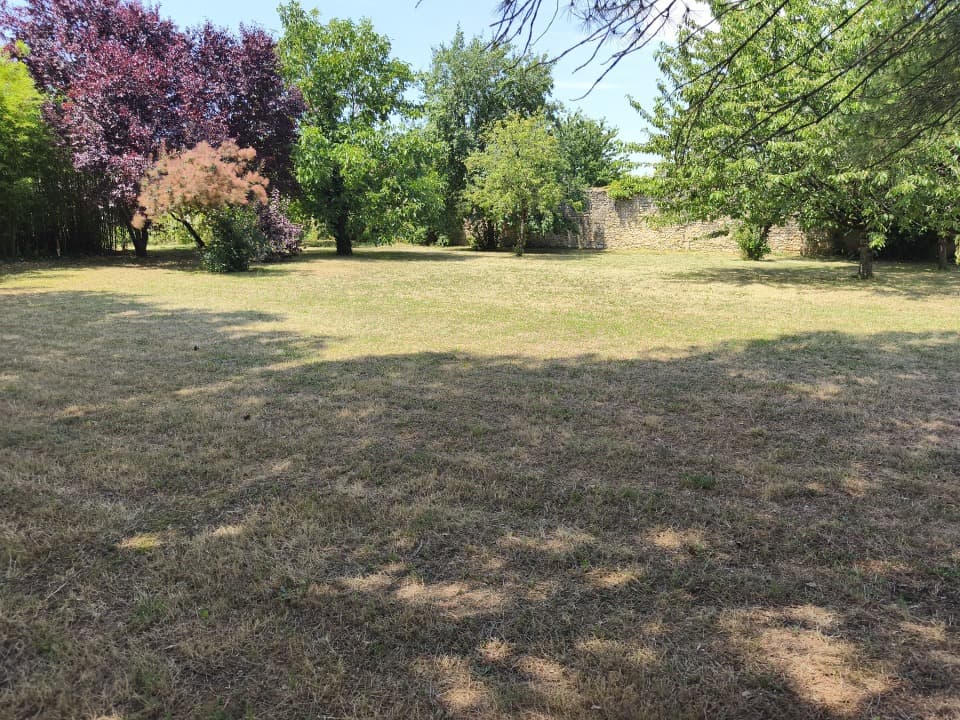 Terrain à partir de 1020m² à Saint-Romain-de-Benet