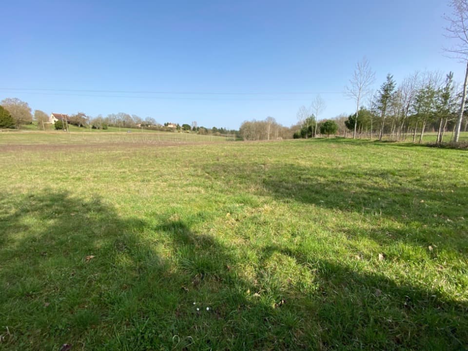 Terrain à partir de 3978m² à Liorac-sur-Louyre