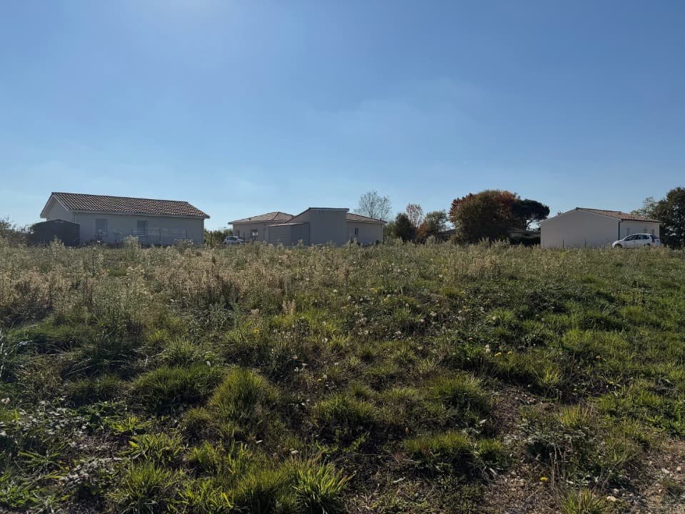 Terrain à partir de 700m² à Auros