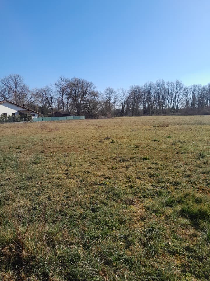 Terrain à partir de 600m² à Saint-Quentin-de-Baron